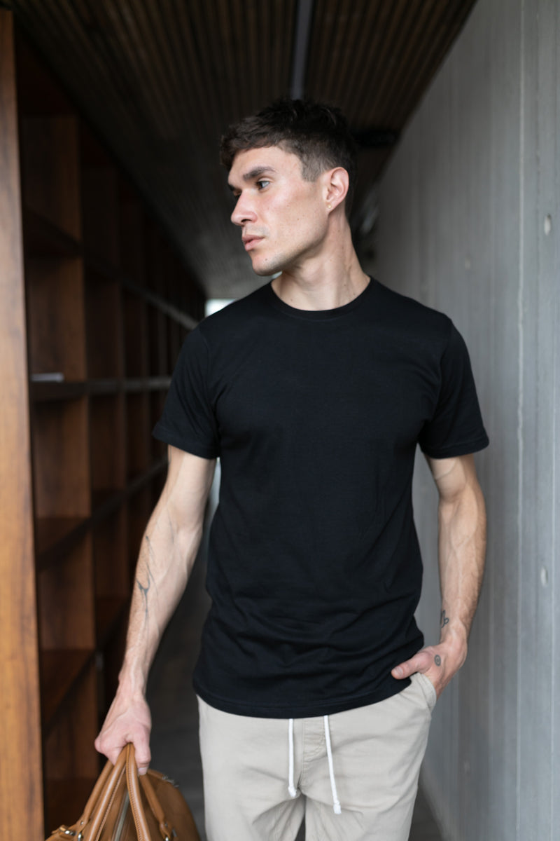 Remera Negra - Classic Fit